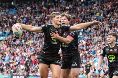 Wigan Warriors 'dan Sam Walters Magic Weekend maçında takım arkadaşlarıyla Elland Road, Leeds, İngiltere' de 17 Ağustos 2024 'te Wigan Warriors' a karşı St. Helens maçını kutluyor.