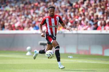 Brentford 'dan Kevin Schade Premier League maçında topu kovaladı Brentford, Crystal Palace' a karşı Gtech Community Stadyumu, Londra, 18 Ağustos 2024