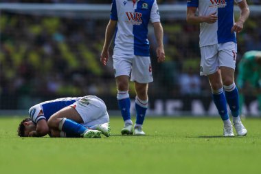 Blackburn Rovers takımından Lewis Travis, 17 Ağustos 2024 'te Norwich City' nin Carrow Road, Norwich 'te Blackburn Rovers' a karşı oynadığı Sky Bet Şampiyonası maçında sakatlandı.