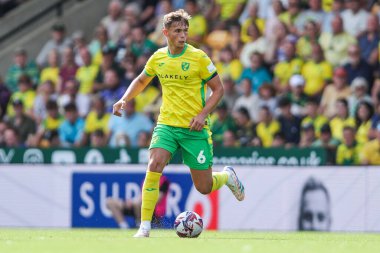 Norwich City 'den Callum Doyle, 17 Ağustos 2024' te Norwich City 'nin Carrow Road, Norwich' te Blackburn Rovers 'a karşı oynadığı Sky Bet Şampiyonası maçında topla koşuyor.