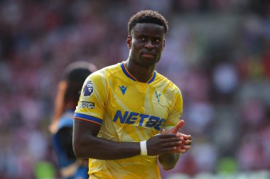 Crystal Palace 'dan Marc Guhi, 18 Ağustos 2024' te İngiltere 'nin Gtech Community Stadyumu' nda oynanan Premier League karşılaşmasında taraftarlarını alkışlıyor.