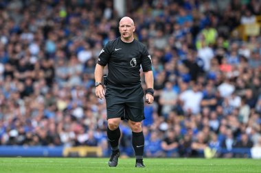 Hakem Simon Hooper Premier Lig maçı sırasında Everton, Brighton ve Hove Albion 'a karşı Goodison Park, Liverpool, İngiltere, 17 Ağustos 2024