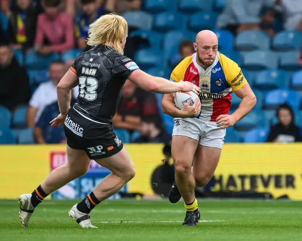 Londra Broncos takımından Lee Kershaw, 17 Ağustos 2024 'te Elland Road, Leeds, İngiltere' de oynanan Magic Weekend maçında Hull FC, London Broncos 'a karşı hücum etti.