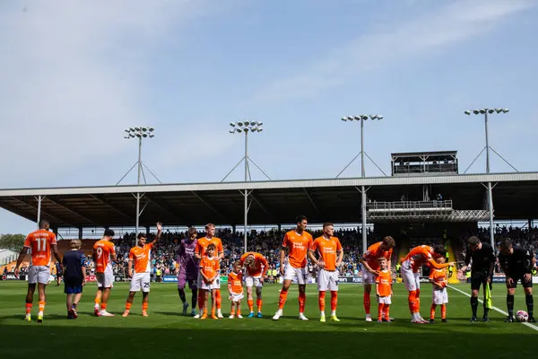 Blackpool oyuncuları, 17 Ağustos 2024 'te Bloomfield Road, Blackpool, İngiltere' de oynanan Blackpool-Stockport maçında sıralandılar.