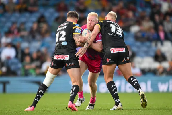 Castleford Tigers 'dan Alex Mellor ve Castleford Tigers' tan Joe Westerman, Magic Weekend maçı sırasında Huddersfield Giants Castleford Tigers 'a karşı Elland Road, Leeds, İngiltere' de 18 Ağustos 2024 'te oynanan maçta Matty English' i yendi.