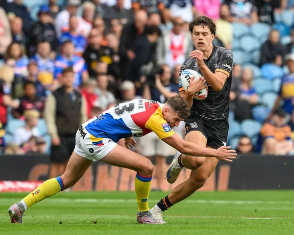 Lewis Martin Hull FC, 17 Ağustos 2024 'te Elland Road, Leeds, İngiltere' de oynanan Magic Weekend maçında Londra Broncos takımından Josh Rourke 'a karşı.