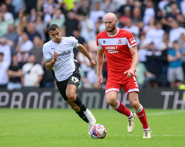 Derby County FC 'den Kayden JACKSON ve Middlesbrough' dan Matthew Clarke, 17 Ağustos 2024 'te İngiltere' nin Pride Park Stadyumu 'nda oynanan Gökyüzü İddia Şampiyonası maçında top için mücadele ediyorlar.