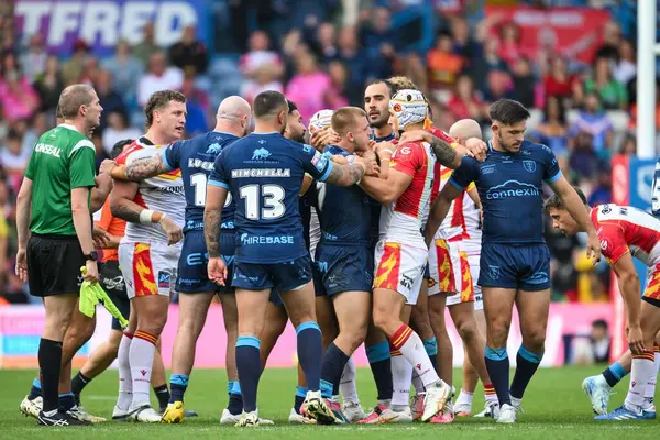 Sihirli Hafta sonu maçı sırasında gerginlik alevleniyor. Catalans Dragons, Hull KR 'a karşı Elland Road, Leeds, İngiltere, 18 Ağustos 2024