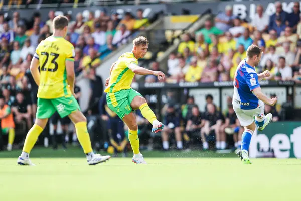 Norwich City 'den Callum Doyle, 17 Ağustos 2024' te Norwich City 'nin Carrow Road, Norwich' te Blackburn Rovers 'a karşı oynadığı Sky Bet Şampiyonası maçında çekim yapıyor.