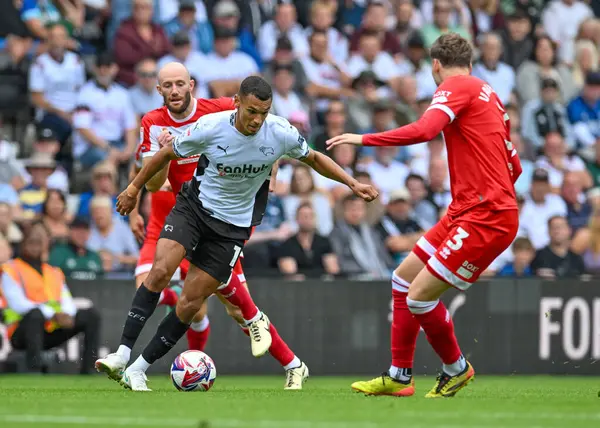 Derby County FC 'den Kayden JACKSON Middlesbrough' dan Rav van den Berg ve Middlesbrough 'dan Matthew Clarke ile İngiltere' nin başkenti Derby Park Stadyumu 'nda oynanan Gökyüzü İddia Şampiyonası karşılaşmasında topa saldırıyor.