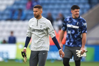 Tottenham Hotspur 'dan Guglielmo Vicario Premier Lig karşılaşması öncesinde King Power Stadyumu' nda Leicester City Tottenham Hotspur 'a karşı 19 Ağustos 2024' te ısındı.