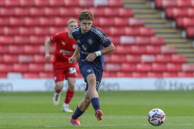 Manchester United takımından Jacob Devaney, 20 Ağustos 2024 tarihinde İngiltere 'nin Oakwell kentinde oynanan Bristol Street Motors Kupası Barnsley-Manchester United U21 maçında pas attı.
