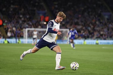 Tottenham Hotspur 'dan Timo Werner, 19 Ağustos 2024' te King Power Stadyumu 'nda Leicester City ile Tottenham Hotspur arasında oynanan Premier League maçında topu ileri atıyor.