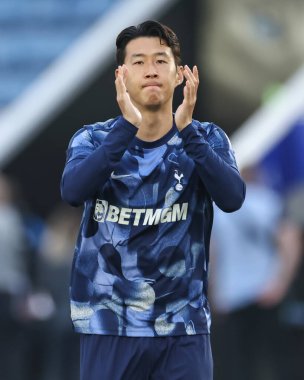 Tottenham Hotspur 'dan Son Heung-min, Premier Lig karşılaşması öncesinde King Power Stadyumu' nda Leicester City Tottenham Hotspur 'a karşı ısınan taraftarları alkışlıyor.