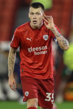 Barnsley 'li Kacper opata Bristol Street Motors Kupası maçında takım arkadaşını dinliyor. 20 Ağustos 2024' te Oakwell, Barnsley, İngiltere 'de Manchester United U21' e karşı.