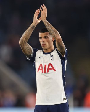 Tottenham Hotspur 'dan Pedro Porro, 19 Ağustos 2024' te King Power Stadyumu 'nda Leicester City ile Tottenham Hotspur arasında oynanan Premier League karşılaşmasında taraftarları tam zamanlı olarak alkışladı.