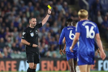 Hakem Chris Kavanagh sarı kartlar Tottenham Hotspur 'dan Rodrigo Bentancur Premier Lig karşılaşmasında Leicester City Tottenham Hotspur' a karşı King Power Stadyumu, Leicester, Birleşik Krallık, 19 Ağustos 2024