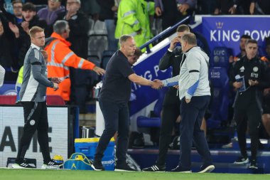 Leicester City 'nin (solda) iki teknik direktörü Steve Cooper ve Tottenham Hotspur' un (sağda) Ange Postecoglou teknik direktörü, Premier Lig karşılaşmasında Leicester City, King Power Stadyumu 'nda Tottenham Hotspur' a karşı tam zamanlı olarak el sıkışıyorlar.
