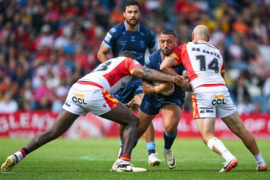 Hull KR 'dan Elliot Minchella, Katalan Ejderhaları' ndan Alrix Da Costa ve Katalan Ejderhaları 'ndan Jordan Dezaria tarafından 18 Ağustos 2024' te Elland Road, Leeds, İngiltere 'de oynanan Magic Weekend maçında yenildi.