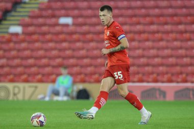 Barnsley 'li Kacper opata Bristol Street Motors Kupası' nda topu Oakwell, Barnsley, Barnsley United U21 'e karşı 20 Ağustos 2024' te geçiyor.