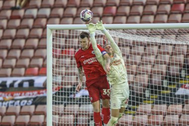 Barnsley 'den Ben Killip, 20 Ağustos 2024' te İngiltere 'nin Oakwell kentinde oynanan Bristol Street Motors Kupası Barnsley-Manchester United maçı sırasında köşeden kurtarıyor.