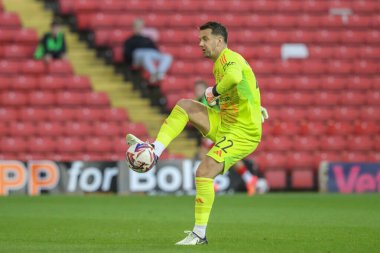 Manchester United takımından Tom Heaton, 20 Ağustos 2024 'te Oakwell, Barnsley, İngiltere' de oynanan Bristol Street Motors Kupası maçında topa dokundu.