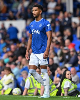 Everton 'dan Mason Holgate Premier League maçı sırasında Everton, Brighton ve Hove Albion' a karşı Goodison Park, Liverpool, Birleşik Krallık, 17 Ağustos 2024