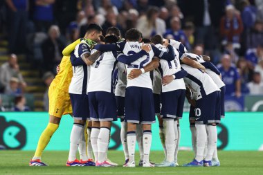 Tottenham takımı, Premier Lig maçının ikinci yarısının önünde Leicester City 'nin Tottenham Hotspur' a karşı King Power Stadyumu, Leicester, İngiltere 'de 19 Ağustos 2024' te oynadığı maçta bir araya geldi.