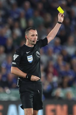 Hakem Chris Kavanagh sarı kartlar Tottenham Hotspur 'dan Rodrigo Bentancur Premier Lig karşılaşmasında Leicester City Tottenham Hotspur' a karşı King Power Stadyumu, Leicester, Birleşik Krallık, 19 Ağustos 2024