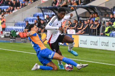 Fulham FC 'den Aaron Loupalo-Bi, Bristol Street Motors Kupası' nda Shrewsbury Town, Shrewsbury U21 'e karşı Croud Meadow, Shrewsbury, Birleşik Krallık, 20 Ağustos 2024' te oynanan karşılaşmada Shrewsbury Town I takımından Luca Hoole ile kapışıyor.