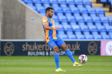 Shrewsbury Town 'dan Mal Benning, 20 Ağustos 2024' te Croud Meadow, Shrewsbury, İngiltere 'de oynanan Shrewsbury Town - Fulham U21 karşılaşmasında topu kontrol ediyor.