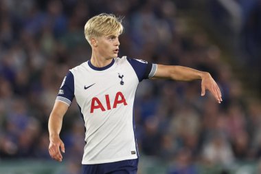 Tottenham Hotspur takımından Lucas Bergvall, Leicester City 'nin King Power Stadyumu' nda Tottenham Hotspur 'a karşı oynadığı Premier League maçında 19 Ağustos 2024' te antrenman yapıyor.