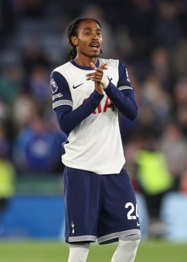 Tottenham 'dan Djed Spence Hotspur, 19 Ağustos 2024' te King Power Stadyumu 'nda Leicester City Tottenham Hotspur' a karşı oynanan Premier Lig karşılaşmasında taraftarları tam zamanlı olarak alkışlıyor.