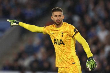 Tottenham Hotspur 'dan Guglielmo Vicario, 19 Ağustos 2024' te King Power Stadyumu 'nda Leicester City ile Tottenham Hotspur arasında oynanan Premier League maçında eğitmenlik yapıyor.