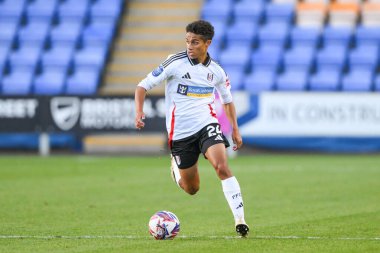 Fulham FC 'den Joshua King, 20 Ağustos 2024' te Croud Meadow, Shrewsbury, İngiltere 'de oynanan Bristol Street Motors Kupası Shrewsbury Town - Fulham U21 maçında topu kırıyor.