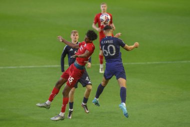 Manchester United takımından Sonny Aljofree, Barnsley Vimal Yoganathan 'ı Bristol Street Motors Kupası maçında yendi. Barnsley Manchester United U21' e karşı Oakwell, Barnsley, Birleşik Krallık, 20 Ağustos 2024