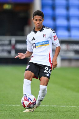 Fulham FC 'den Joshua King, 20 Ağustos 2024' te Croud Meadow, Shrewsbury, İngiltere 'de oynanan Bristol Street Motors Kupası Shrewsbury Town - Fulham U21 maçında topu kırıyor.