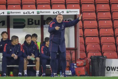 Manchester United U21 'in Travis Binnion Müdürü takımına 20 Ağustos 2024' te Oakwell, Barnsley, Birleşik Krallık 'ta oynanan Bristol Street Motors Kupası maçında talimat verdi.
