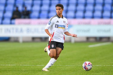 Fulham FC 'den Joshua King, 20 Ağustos 2024' te Croud Meadow, Shrewsbury, İngiltere 'de oynanan Bristol Street Motors Kupası Shrewsbury Town - Fulham U21 maçında topu kırıyor.