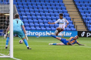 Shrewsbury Town 'dan Carl Winchester, Shrewsbury City' den Joshua King 'e karşı Fulham U21' in 20 Ağustos 2024 'te Croud Meadow, Shrewsbury, İngiltere' de oynanan Bristol Street Motors Kupası karşılaşmasında