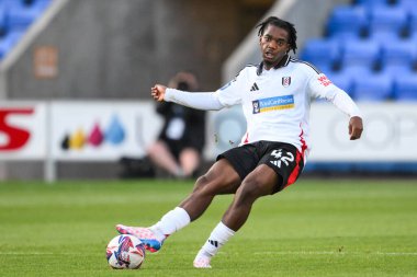 Fulham FC 'den Delano McCoy-Splatt, 20 Ağustos 2024' te Croud Meadow, Shrewsbury, Birleşik Krallık 'ta oynanan Bristol Street Motors Kupası karşılaşmasında pas veriyor.