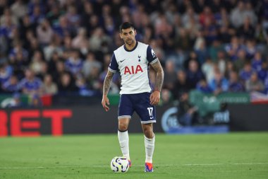 Tottenham Hotspur takımından Cristian Romero, 19 Ağustos 2024 'te King Power Stadyumu' nda Leicester City ile Tottenham Hotspur arasında oynanan Premier League maçında maç yapıyor.
