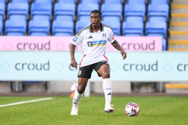 Fulham FC 'den Jonathan Esenga, 20 Ağustos 2024' te Croud Meadow, Shrewsbury, Birleşik Krallık 'ta oynanan Bristol Street Motors Kupası karşılaşmasında Shrewsbury Town' a karşı Fulham U21