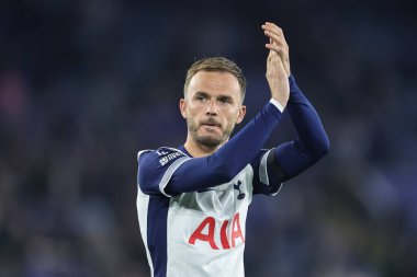 Tottenham Hotspur 'dan James Maddison, 19 Ağustos 2024' te King Power Stadyumu 'nda Leicester City ile Tottenham Hotspur arasında oynanan Premier League karşılaşmasında taraftarları tam zamanlı olarak alkışladı.