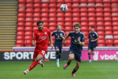 Barnsley 'den Kyran Lofthouse ve Manchester United takımından Jacob Devaney, 20 Ağustos 2024' te İngiltere 'nin Oakwell kentinde oynanan Bristol Street Motors Kupası maçında top için mücadele ettiler.