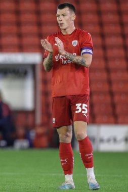 Barnsley 'li Kacper opata, 20 Ağustos 2024' te Oakwell, Barnsley, İngiltere 'de oynanan Bristol Street Motors Kupası Barnsley-Manchester United U21 karşılaşmasında takım arkadaşlarını alkışlıyor.