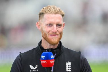 İngiltere 'nin yaralı yüzbaşısı Ben Stokes, 20 Ağustos 2024' te Old Trafford, Manchester, İngiltere 'de oynanan 1. Rothesay Deneme Maçı öncesinde İngiltere Erkekler vs.