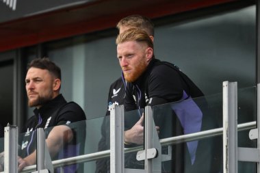 Ben Stokes England 'ın oyuncusu Late Graham Thorpe' un anısını büyük ekranda izliyor. 20 Ağustos 2024 'te Old Trafford, Manchester, Birleşik Krallık' ta İngiltere Erkekler - Sri Lanka 1. Rothesay Test Maçı var.
