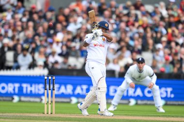 Sri Lanka 'dan Dimuth Karunaratne topu kenarda tutuyor ve İngiltere' den Jamie Smith tarafından İngiltere 'den Gus Atkinson ile İngiltere' den Sri Lanka 1. Rothesay Test Maçı 'nda 20 Ağustos' ta Old Trafford, Manchester, İngiltere 'de yakalandı. 