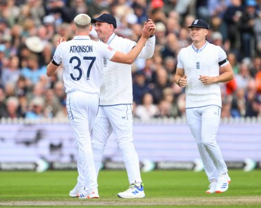 İngiltere 'den Jamie Smith, İngiltere' den Jamie Smith 'in Sri Lanka 1. Rothesay Test Maçı sırasında Old Trafford, Manchester, Birleşik Krallık' ta yakaladığı Sri Lankalı Dimuth Karunaratne kalesini ele geçirmesini kutluyor.